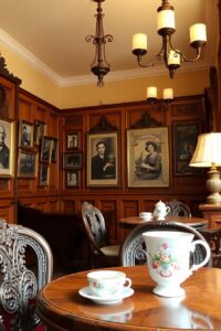 Antique Coffee Shop with Vintage Decor – free AI stock image