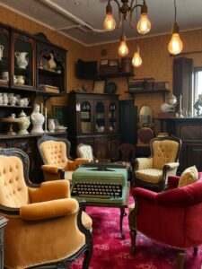 Antique Shop Filled with Vintage Treasures – free AI stock image