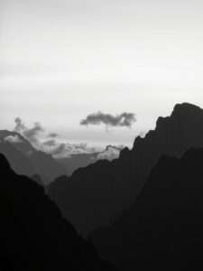 Elegant Monochrome Landscape of Tranquil Mountains – free AI stock image