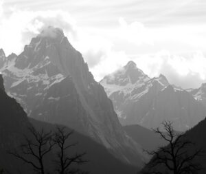 Monochrome Serenity in a Mountain Landscape – free AI stock image