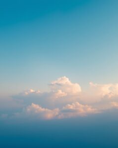 Serene Gradient Sky Background with Clouds – free AI stock image