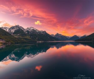 Serene Lake at Dusk Surrounded by Mountains – free AI stock image