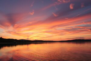 Serene Lake at Dusk with Reflections – free AI stock image