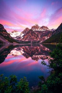 Serene Lake Reflecting Mountain Peaks at Dusk – free AI stock image