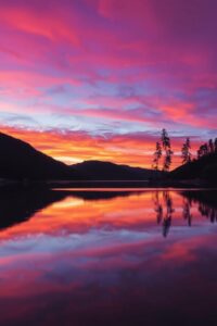 Serene Lake Reflections at Sunset – free AI stock image