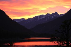 Serene Mountain Landscape at Sunset – free AI stock image