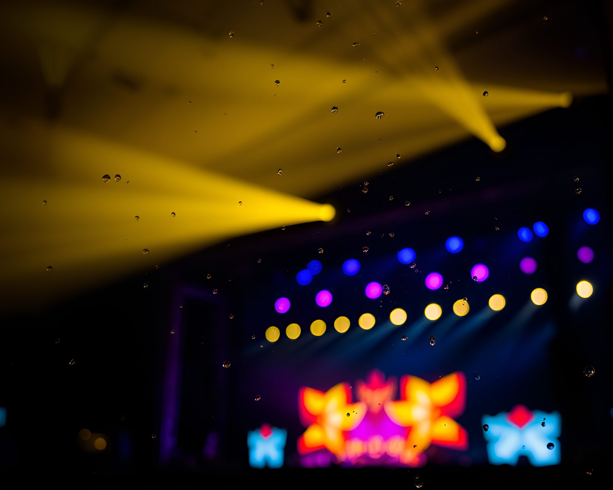 Enchanting Stagecoach Water Droplets Concert Lights – free AI stock image
