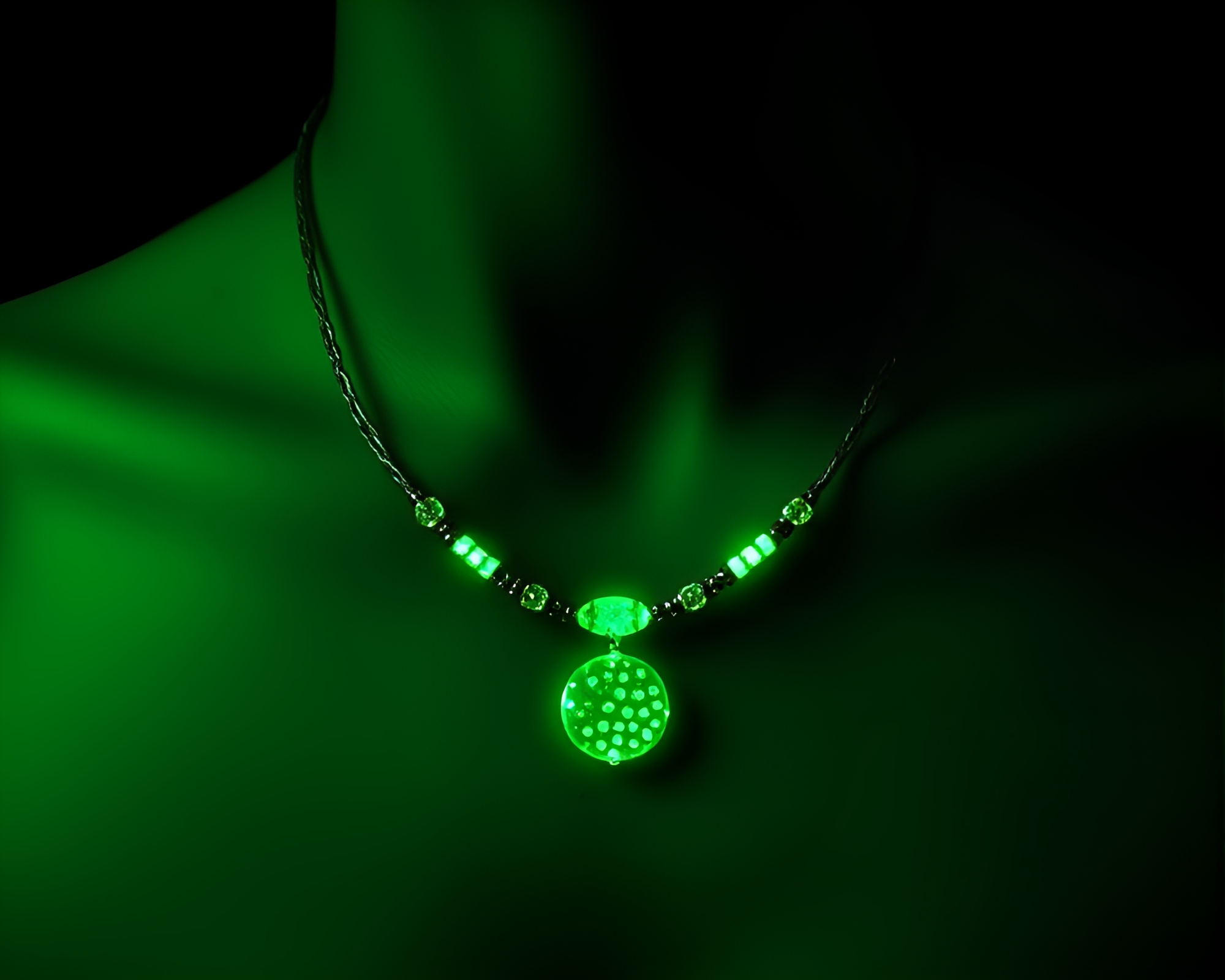 Monochrome Green X-Ray Necklace Stippling Composition – free AI stock image