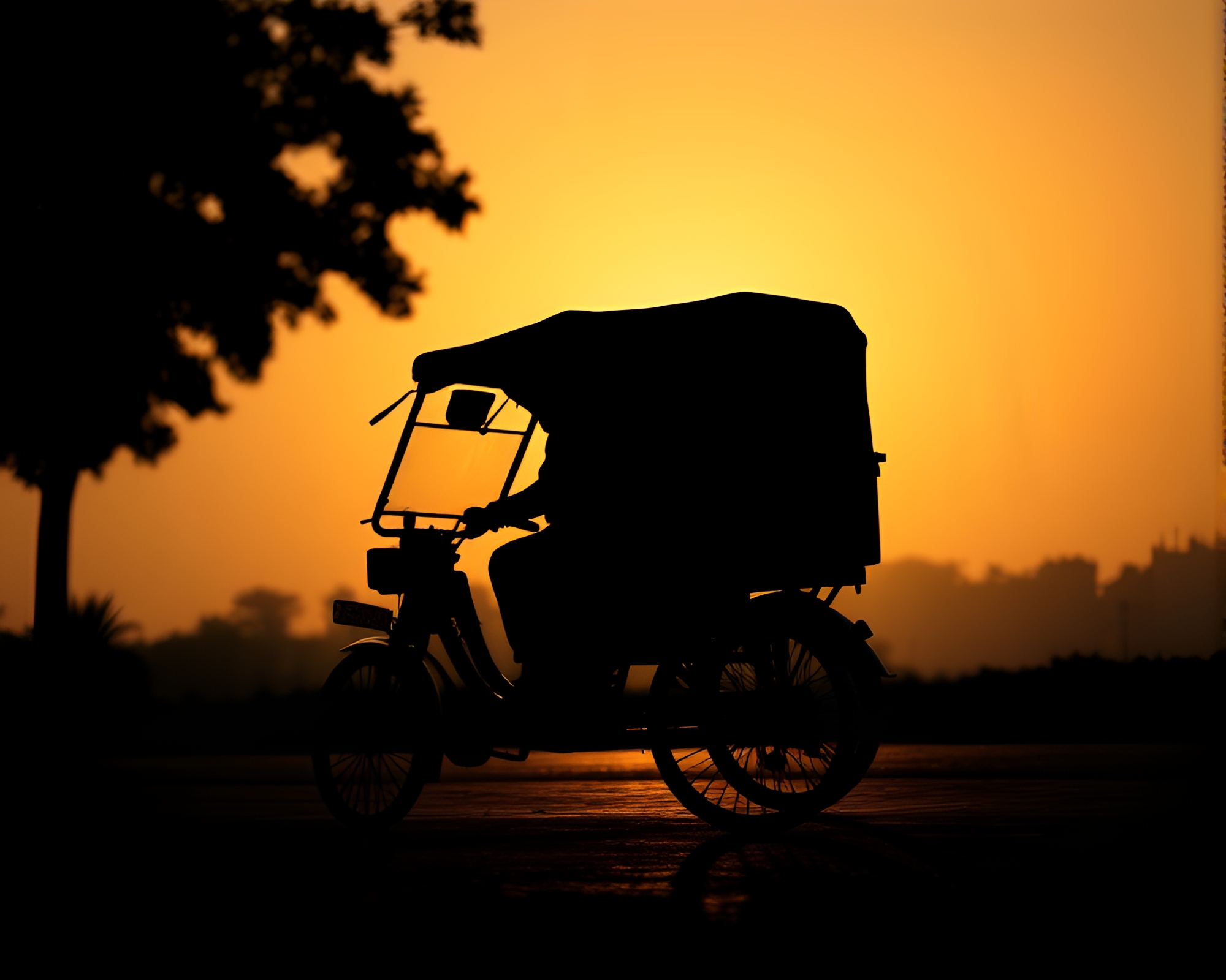 Golden Hour Rickshaw Silhouette at Dusk – free AI stock image