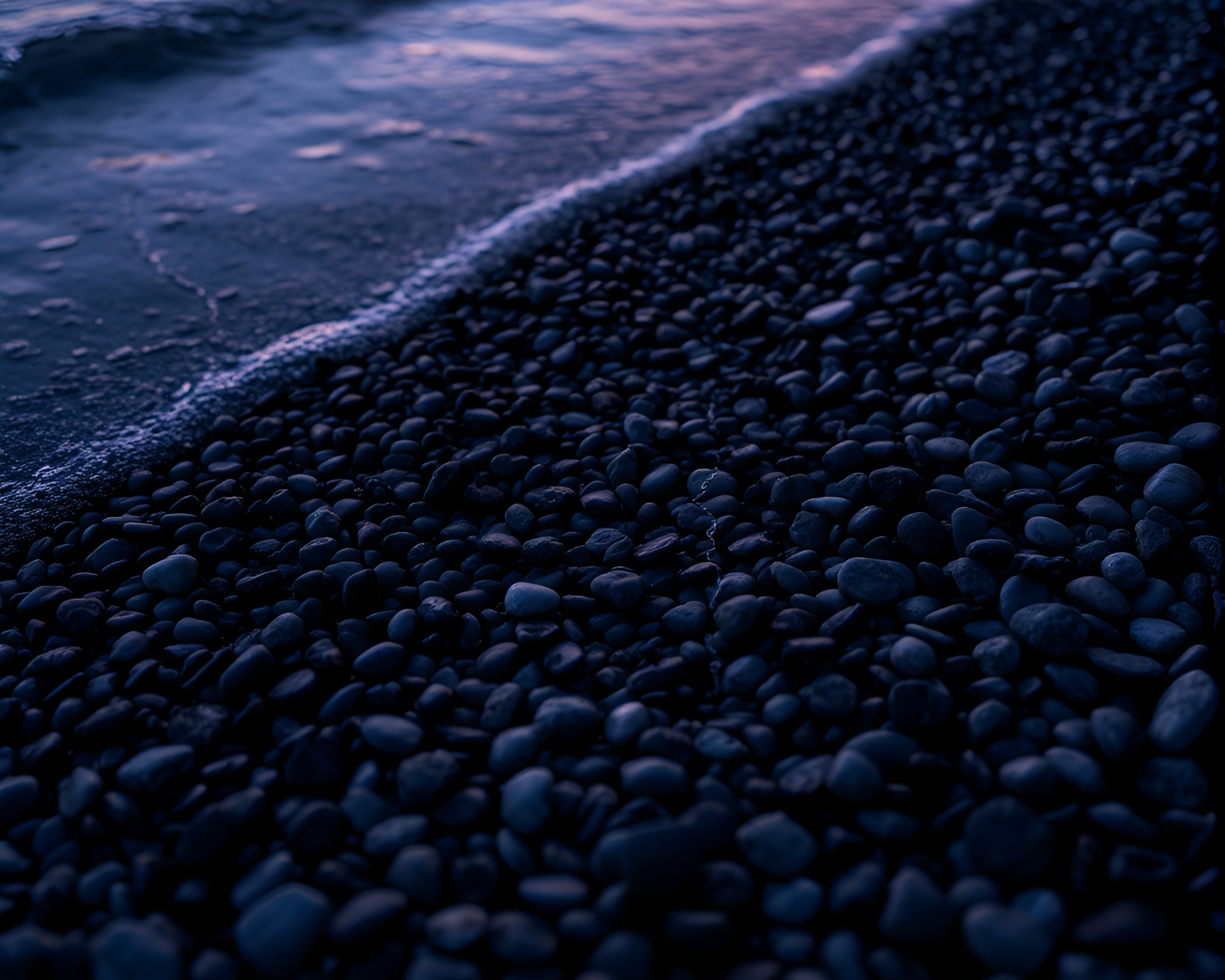 Glimmering Metallic Scratches on Twilight Pebble Beach – free AI stock image