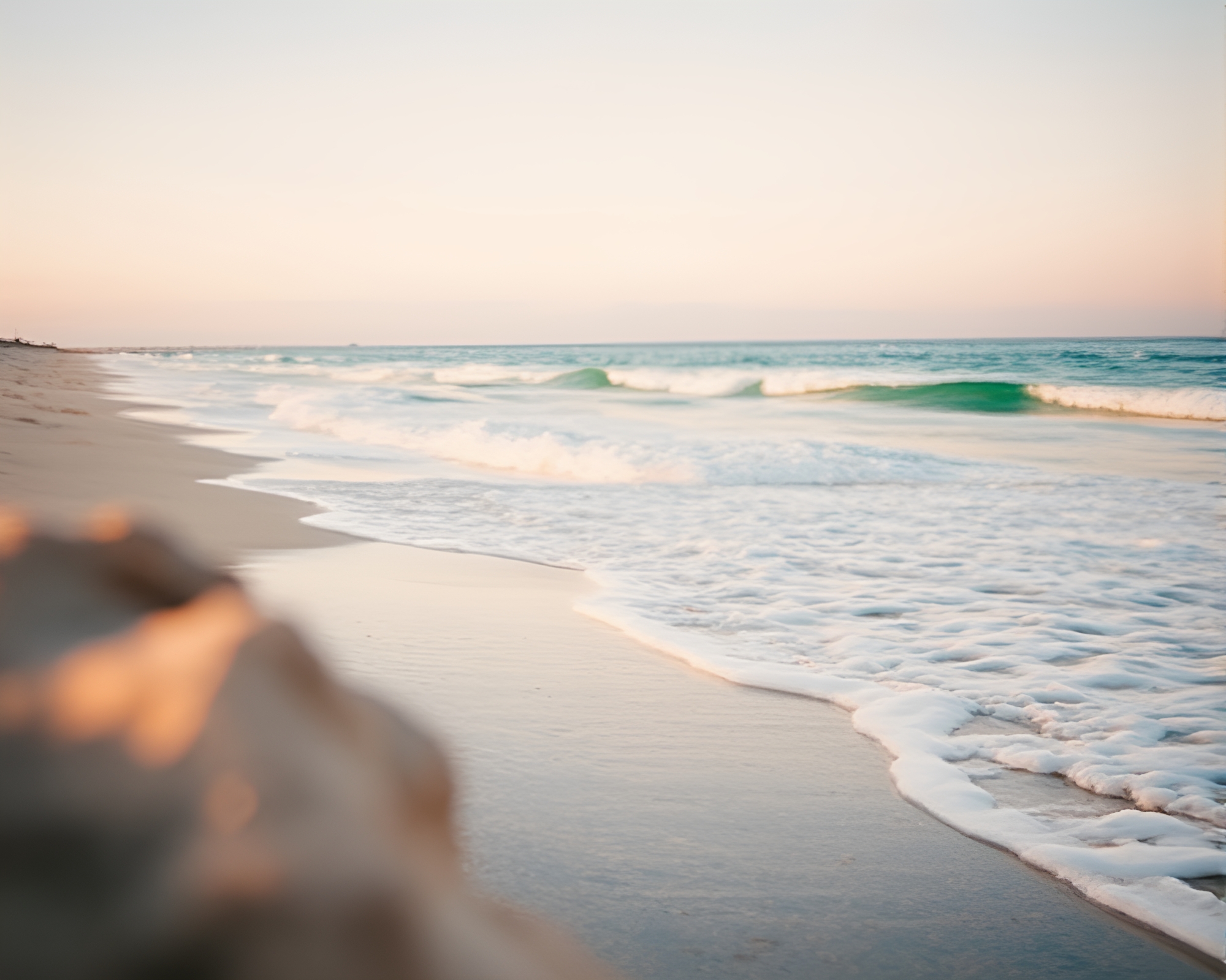 16-bit Beach Close-up in Cross-Processed Hues – free AI stock image
