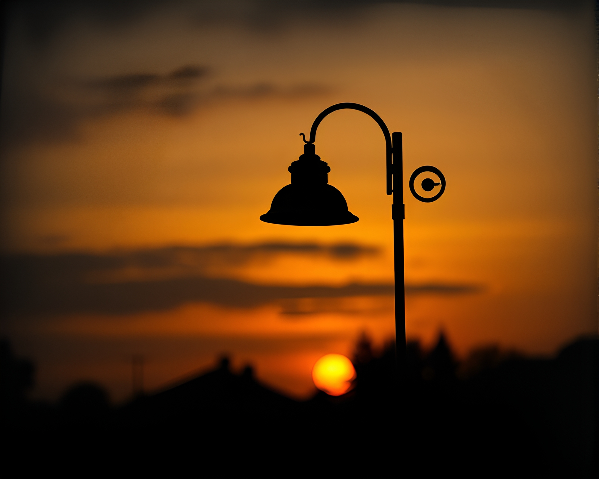 Luminous Lamp Silhouette at Dusk – free AI stock image