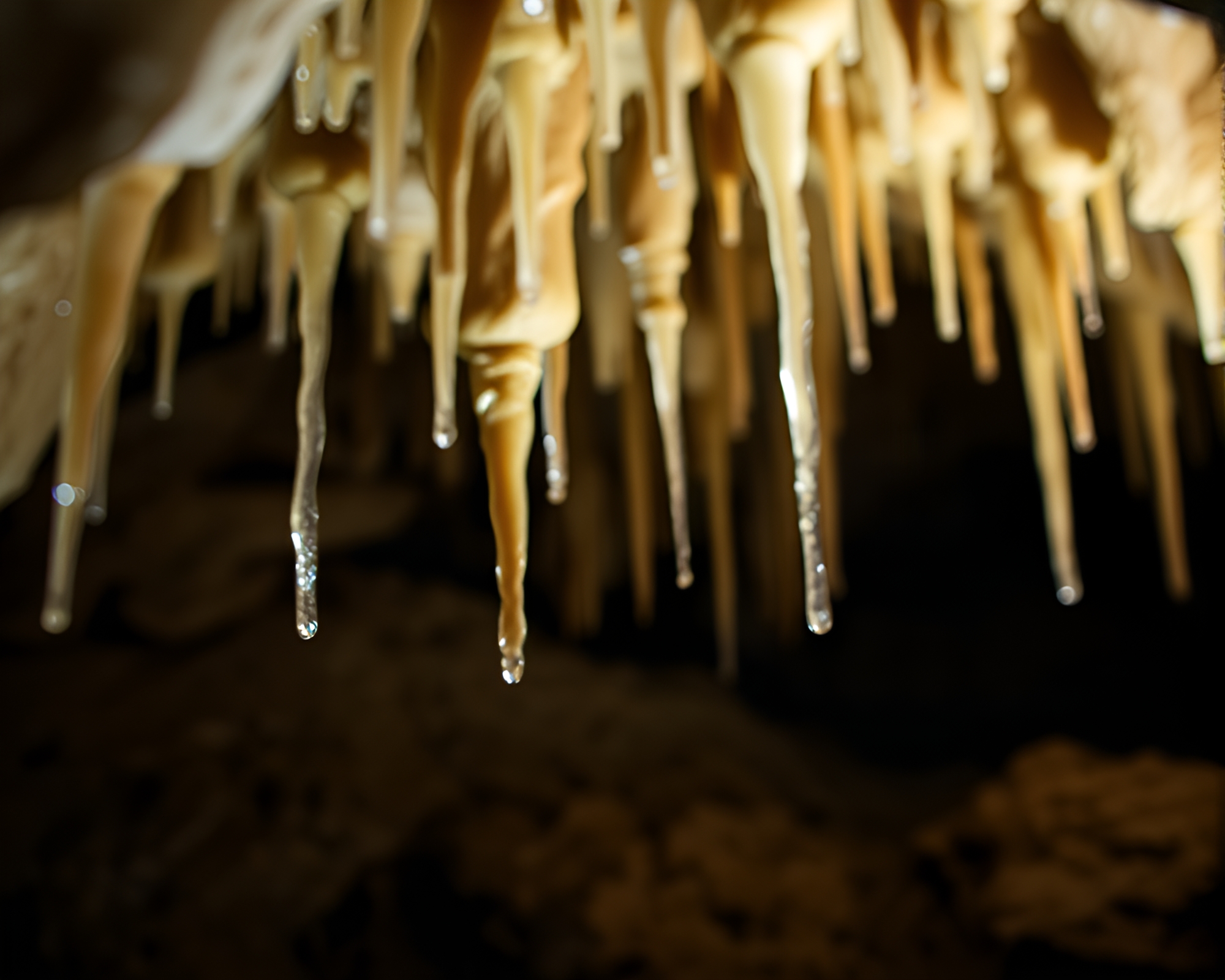 Distorted Glass Cave Stalactites Spotlight – free AI stock image