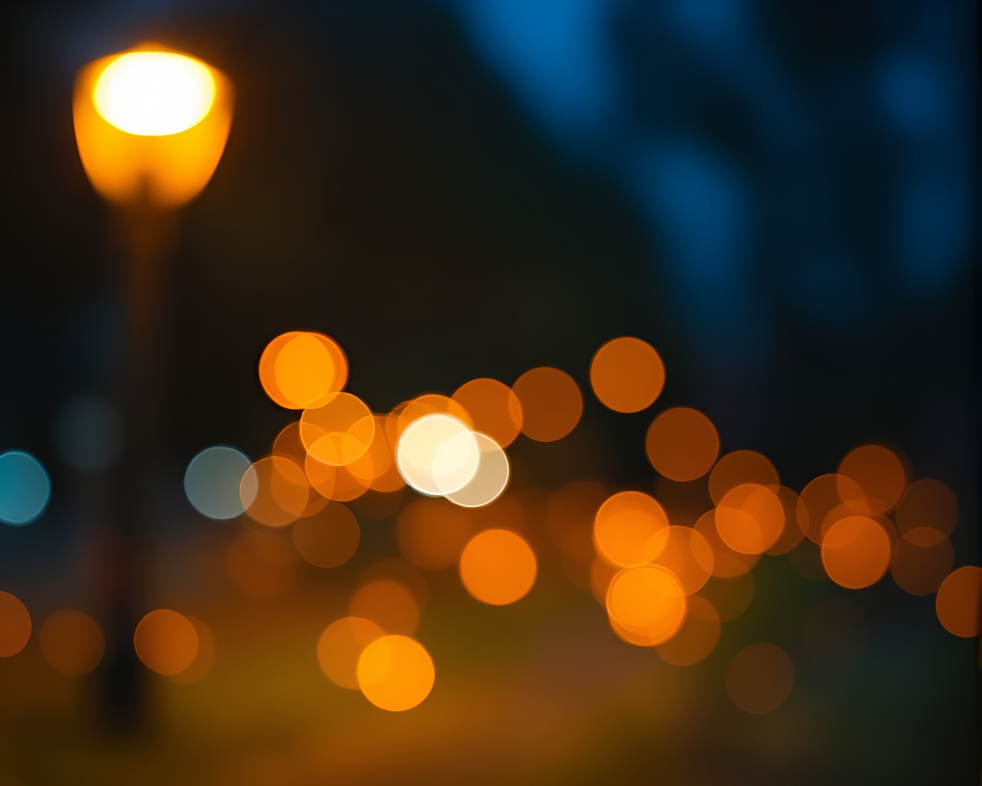 Mesmerizing Torchlit Bokeh Atmosphere in Oil Painting Style – free AI stock image