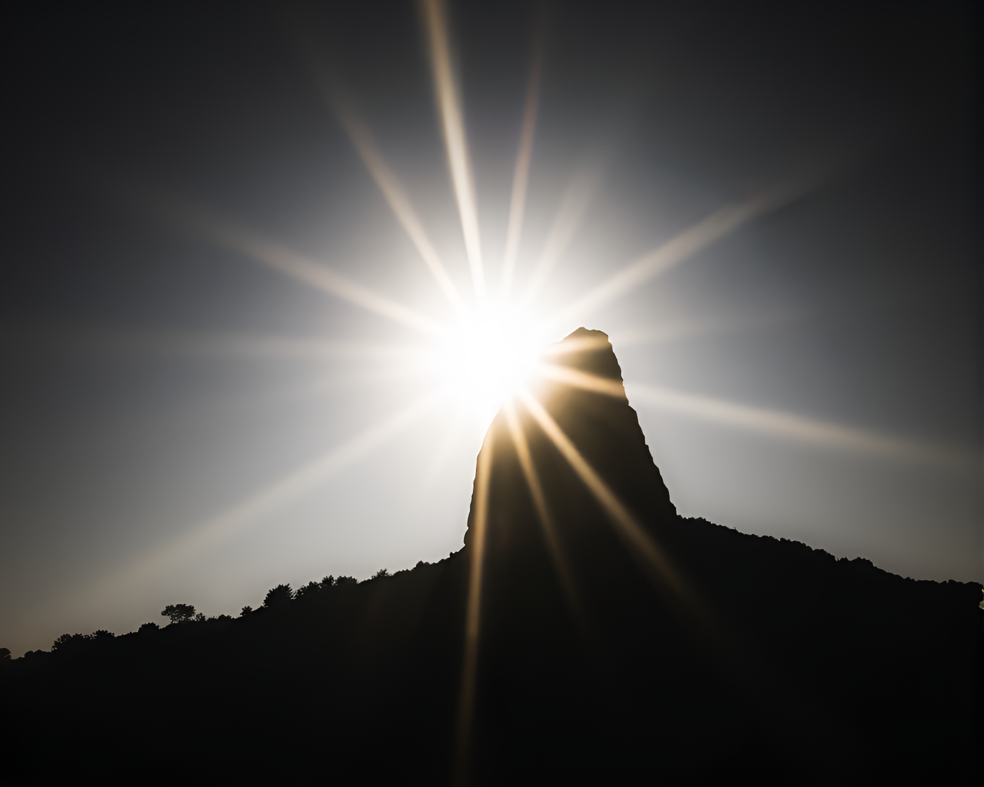 Majestic Monolithic Lens Sunburst Etching – free AI stock image