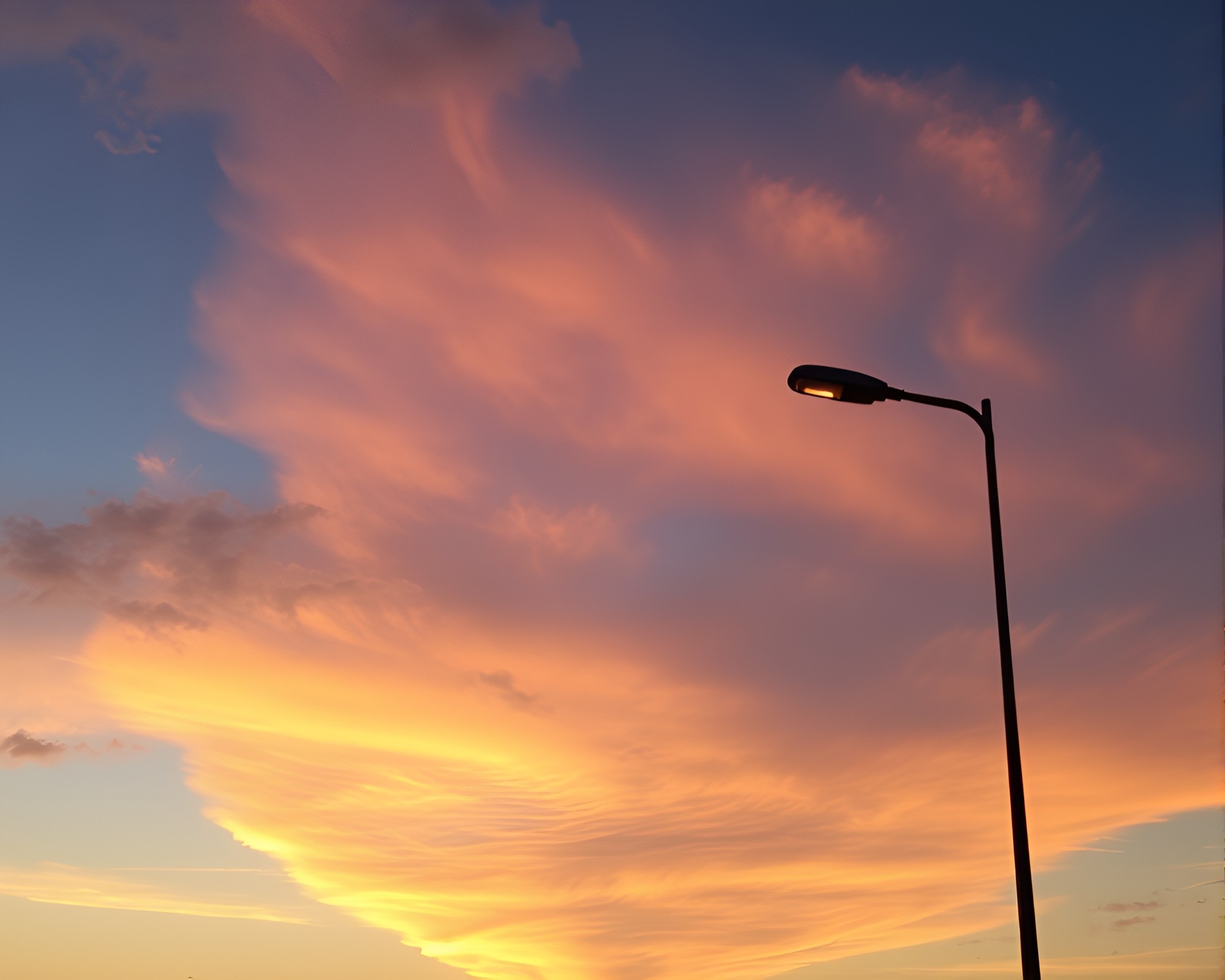 Vaporwave Sunset Over Urban Streetlamp Glow – free AI stock image