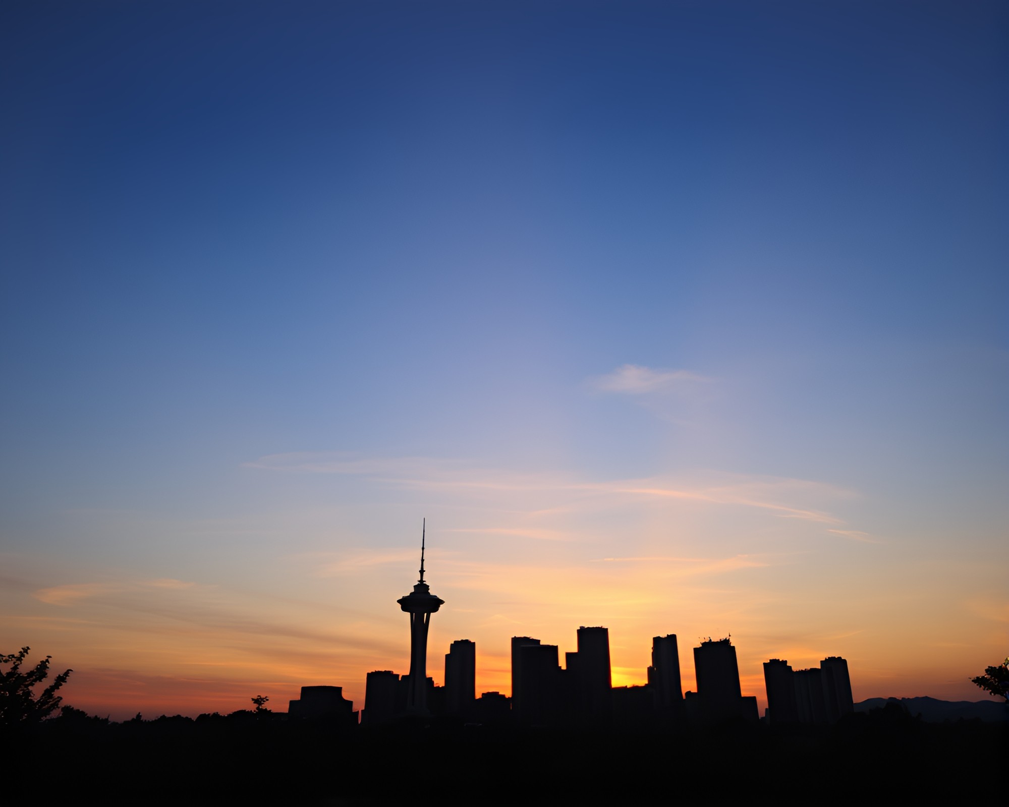 Sunset Illumination in Urban Garden Oasis – free AI stock image