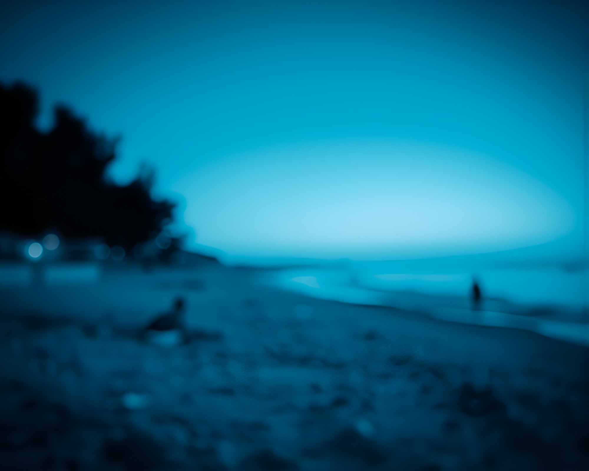 Tranquil Beach Bokeh in Monochrome Blue – free AI stock image