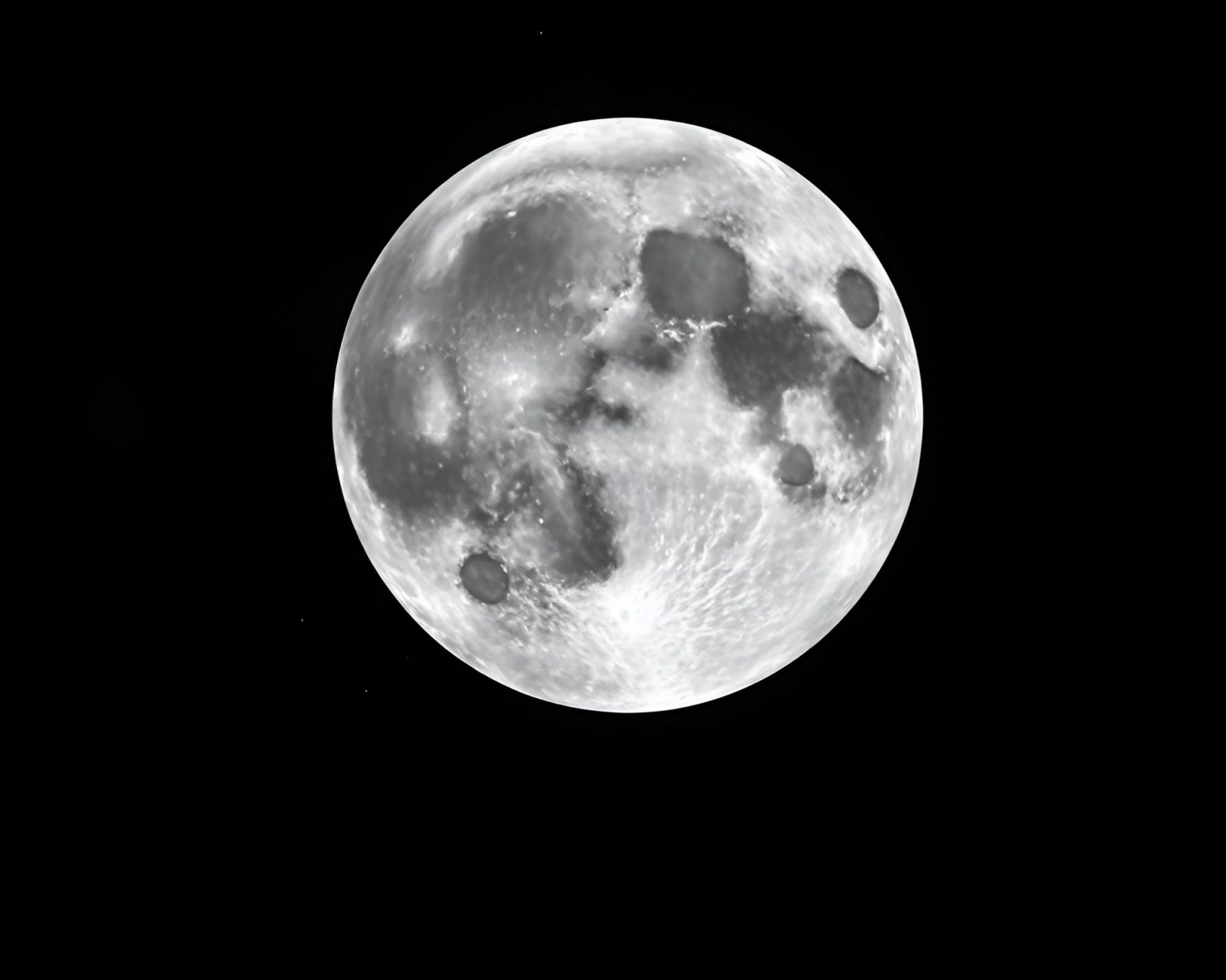 Procedural texture crystal in a grayscale moonlit world